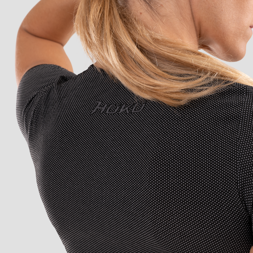 Camiseta manga corta ultraligera para mujera. Nombre producto Mado. Color negro. Foto detalle cuello