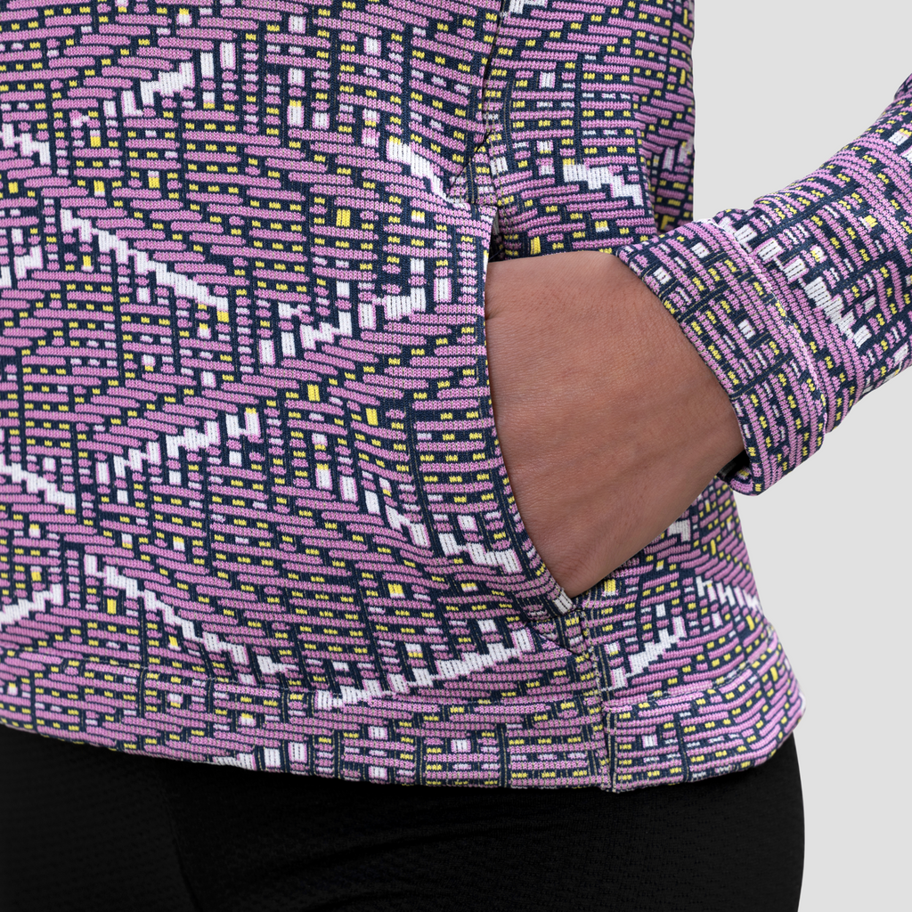 Sudadera térmica con bolsillos y capucha para mujer. Nombre del producto Gusui. Color rosa. Foto detalle bolsillo
