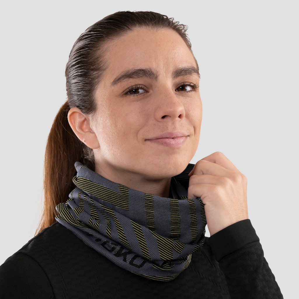 Braga de cuello fina para mujer. Nombre del producto Shibumi. Color plomo. Foto frontal
