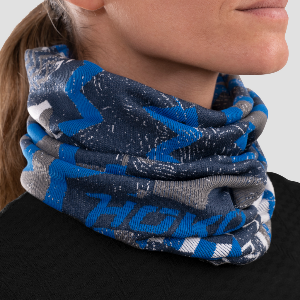 Braga térmica de cuello para mujer. Nombre del producto Raisu. Color azul. Foto detalle
