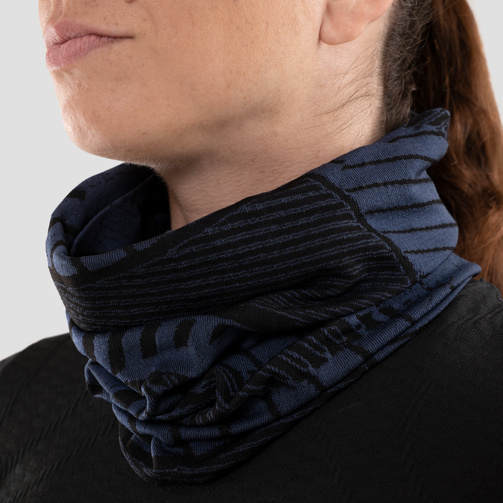 Braga de cuello fina térmica para mujer. Nombre del producto Makokoro. Color navy. Foto detalle