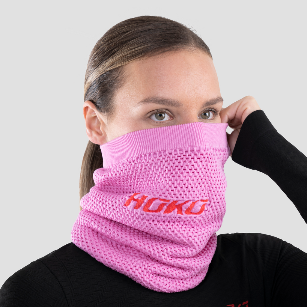 Braga térmica de cuello para mujer. Nombre del producto Kame. Color rosa. Foto detalle frontal.