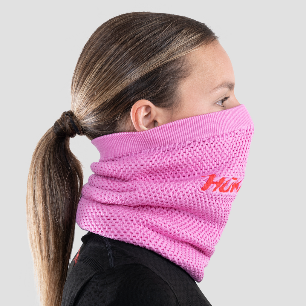 Braga térmica de cuello para mujer. Nombre del producto Kame. Color rosa. Foto lateral