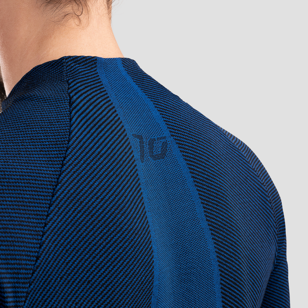 Camiseta térmica ultraligera de manga larga para hombre. Nombre del producto Bunkai. Color azul. Foto detalle espalda