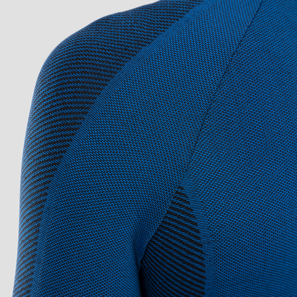 Camiseta manga larga ultraligera para mujer. Nombre del producto Nigata. Color azul. Foto detalle hombro