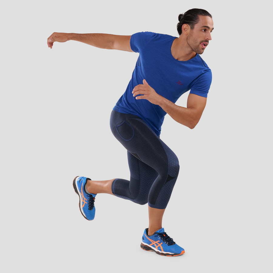 Malla pirata compresiva para hombre. Nombre del producto Sayonara. Color azul. Foto frontal.Malla pirata compresiva para hombre. Nombre del producto Sayonara. Color navy. Foto look ación