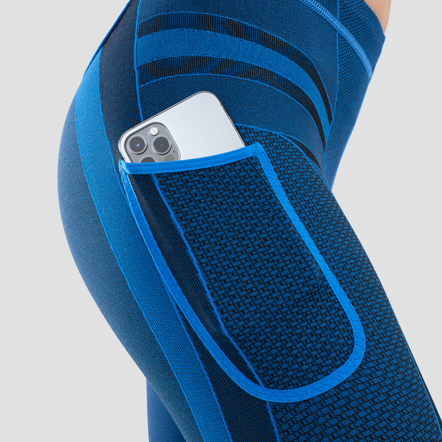 Malla pirata compresiva de trail para mujer. Nombre del producto Rika. Color azul. Foto detalle bolsillo lateral