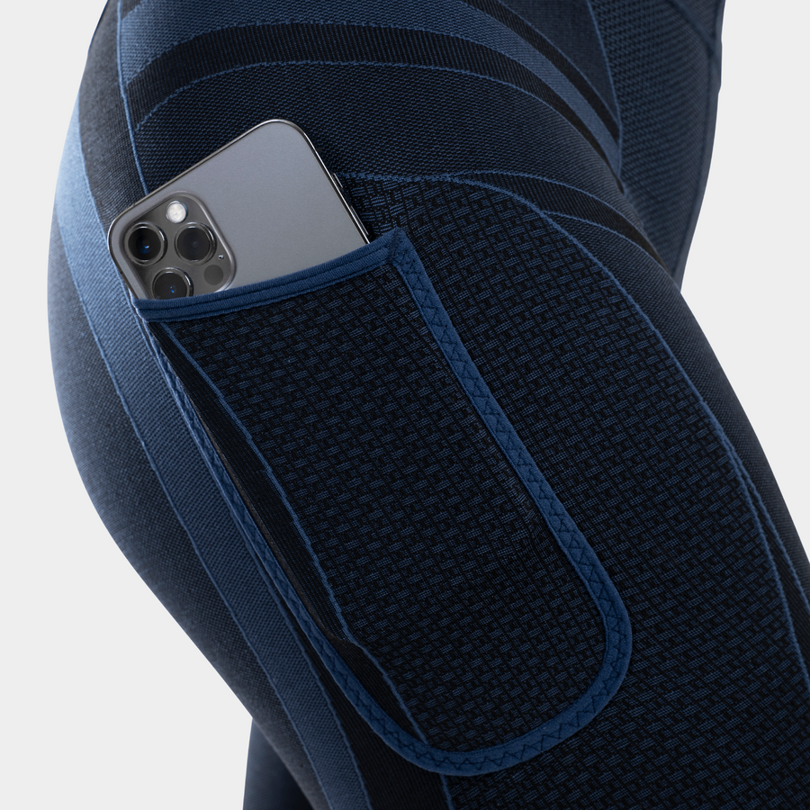 Malla pirata compresiva de trail para mujer. Nombre del producto Rika. Color navy. Foto detalle bolsillo lateral