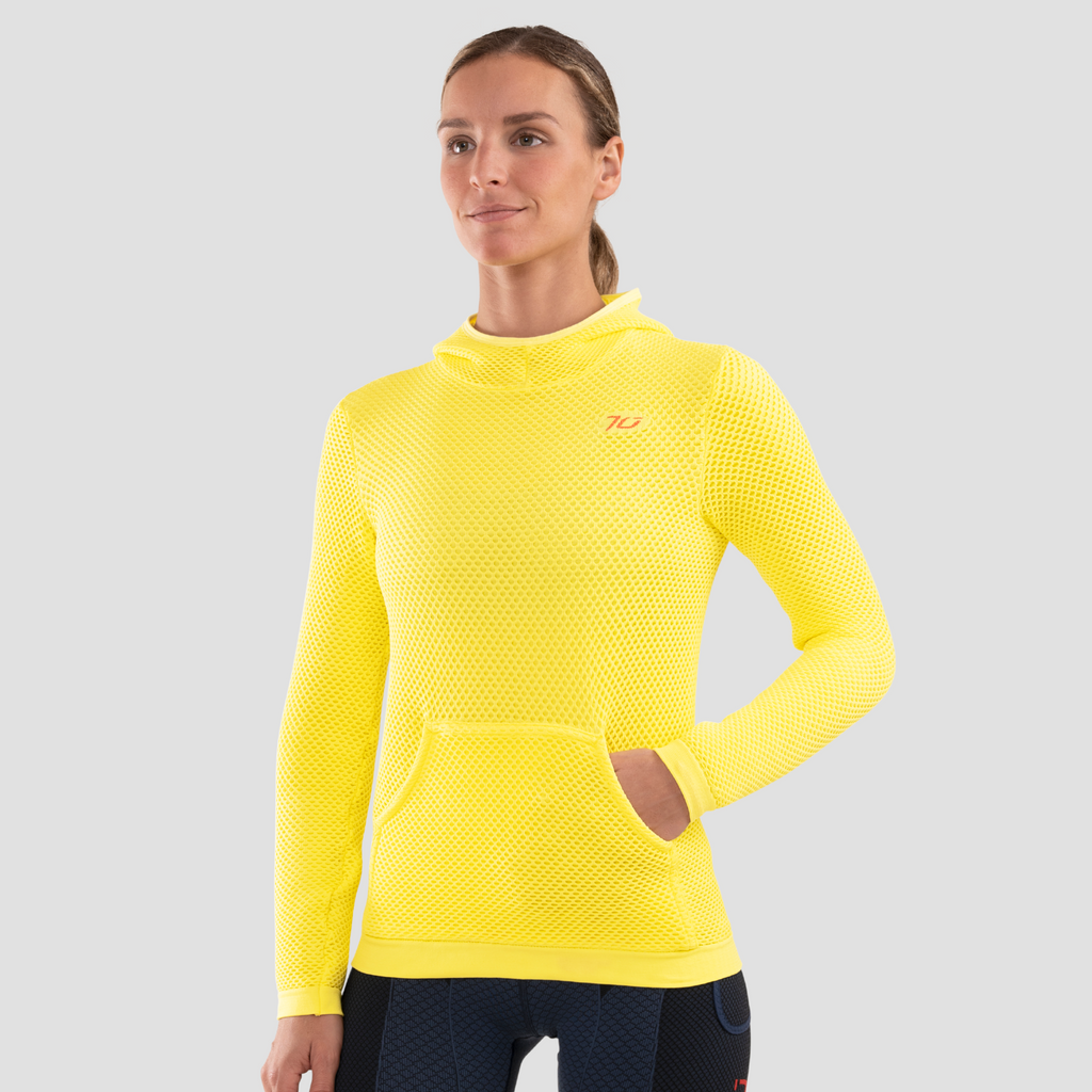 Sudadera térmica con capucha y bolsillo canguro para mujer. Nombre del producto Seina. Color amarillo. Foto frontal.