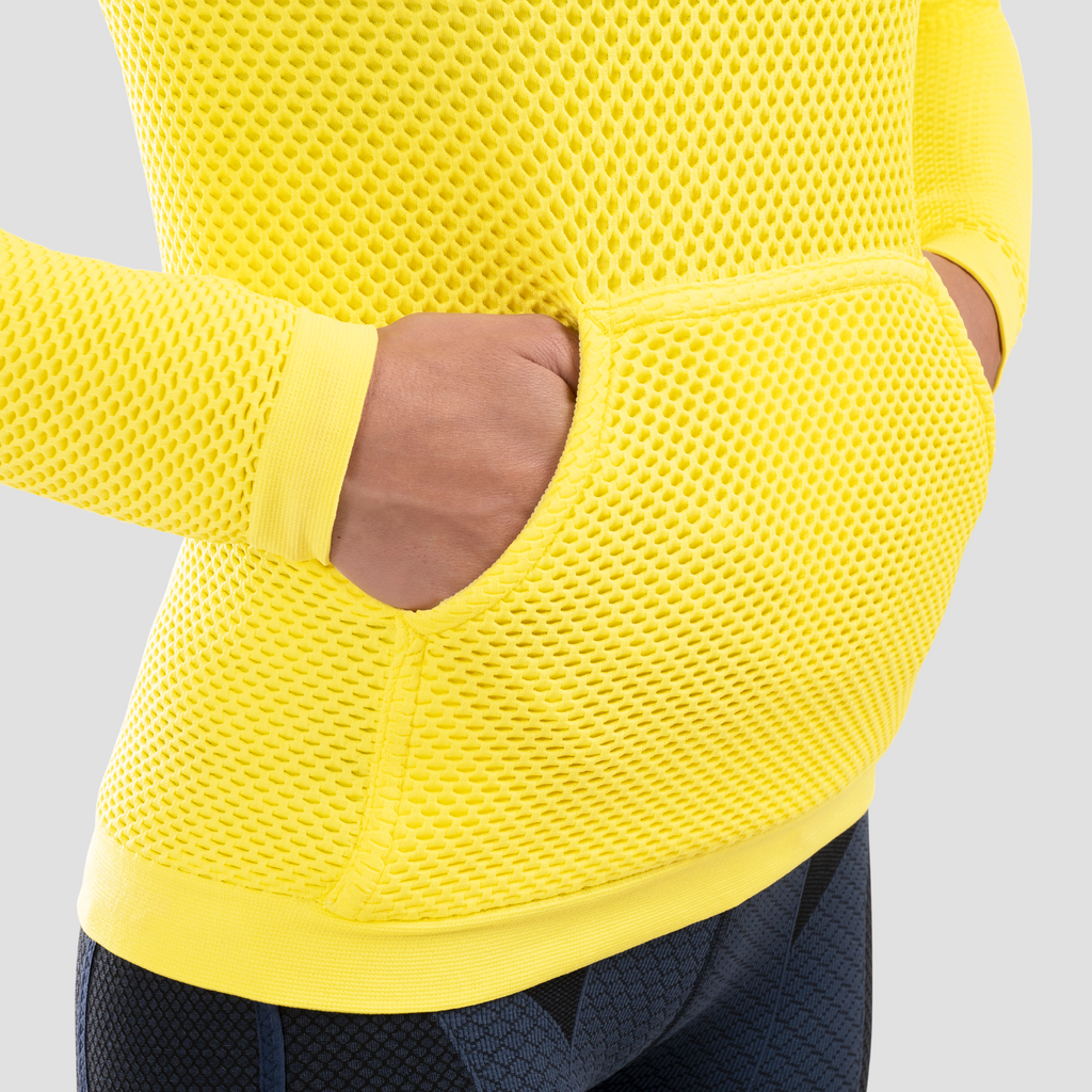 Sudadera térmica con capucha y bolsillo canguro para mujer. Nombre del producto Seina. Color amarillo. Foto detalle bolsillo