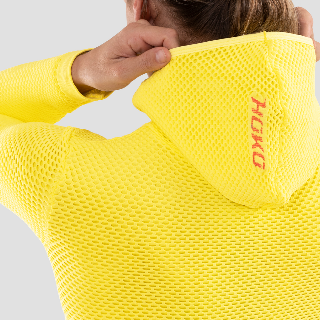 Sudadera térmica con capucha y bolsillo canguro para mujer. Nombre del producto Seina. Color amarillo. Foto detalle capucha