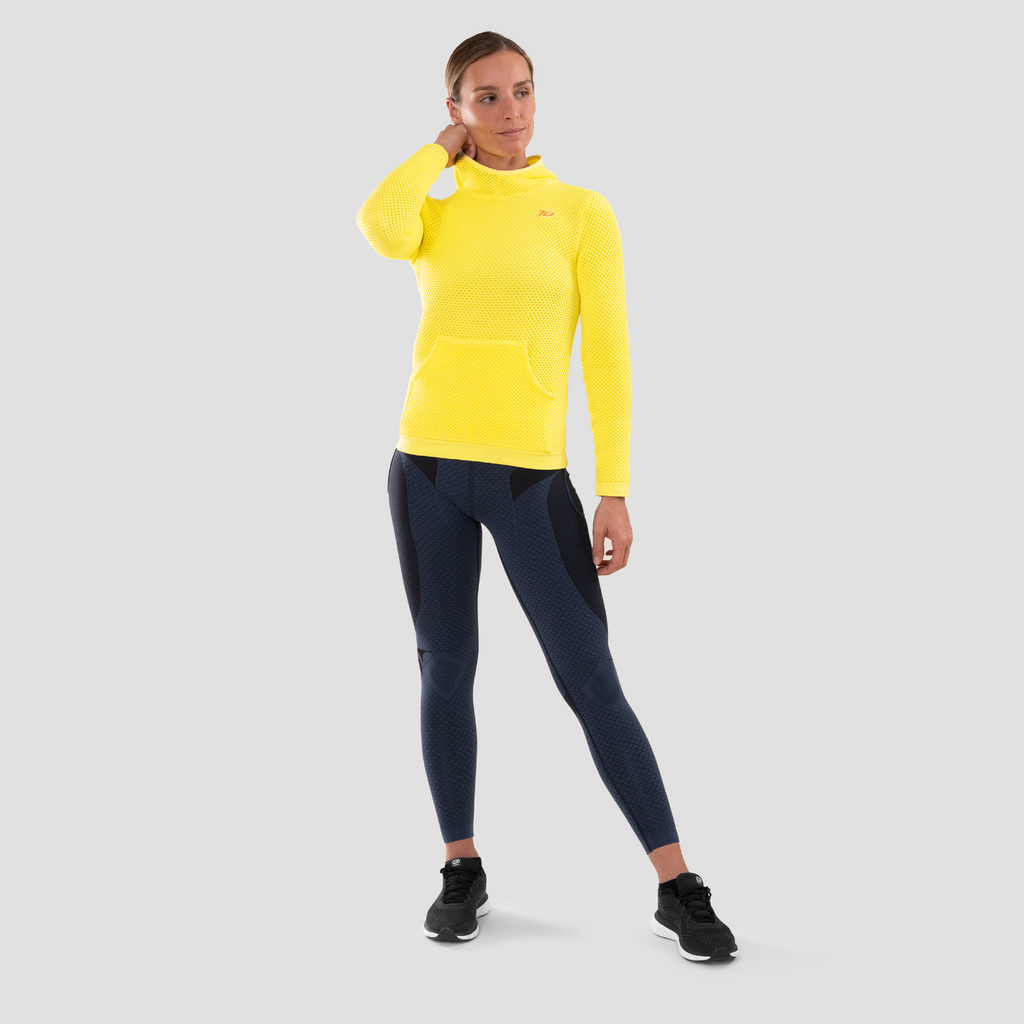 Sudadera térmica con capucha y bolsillo canguro para mujer. Nombre del producto Seina. Color amarillo. Foto look frontal