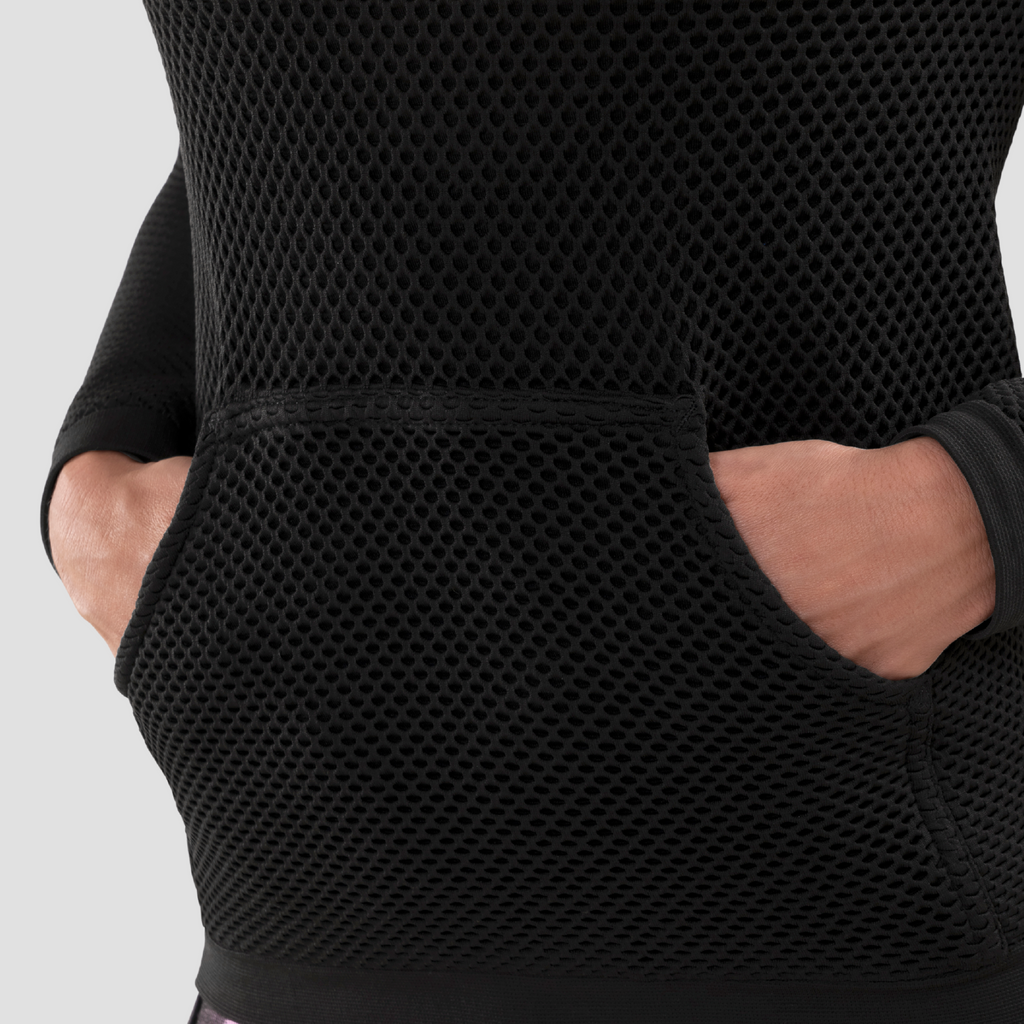Sudadera térmica con capucha y bolsillo canguro para mujer. Nombre del producto Seina. Color negro. Foto detalle bolsilllo