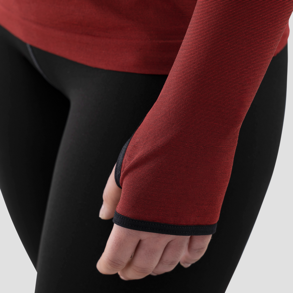 Sudadera con capucha y manga con agujero para el dedo para mujer. Nombre de la prenda Nikko. Color rojo. Foto detalle puño mitón
